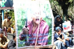 Spanduk bertuliskan dijual teu dijual, gunung aing tong diganggu mewarnai aksi demo masyarakat lereng gunung Ciremai.